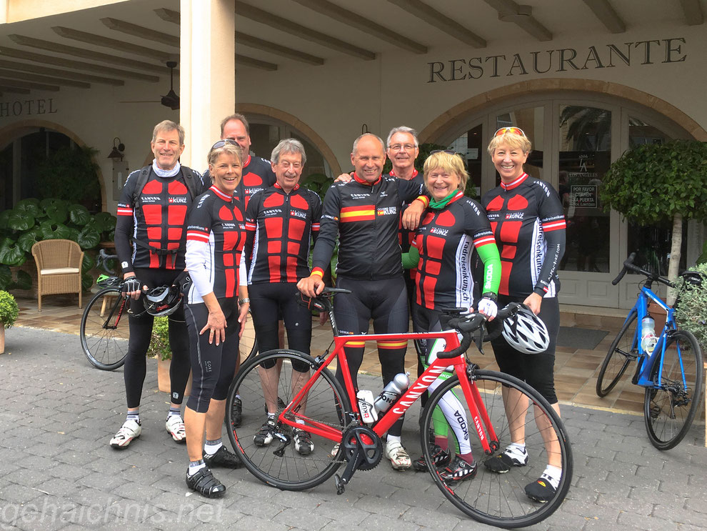 Vor dem ersten Start rund um Dénia. Karl-Heinz, Andrea, Klaus, Jörg, Hans-Peter, Jürgen, Britta und Anja