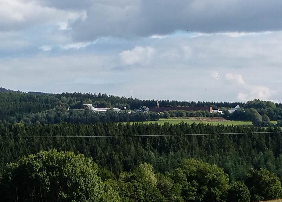 Blick auf die Flugausstellung in Hermeskeil. In diesem privaten Luftfahrtmuseum gibt es über 100 Zivil- und Militärflugzeuge/-hubschrauber zu sehen.