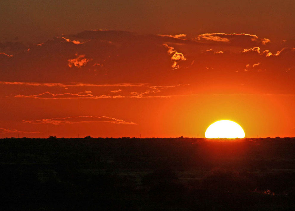 Sonnenuntergang in der Kalahari-Wüste