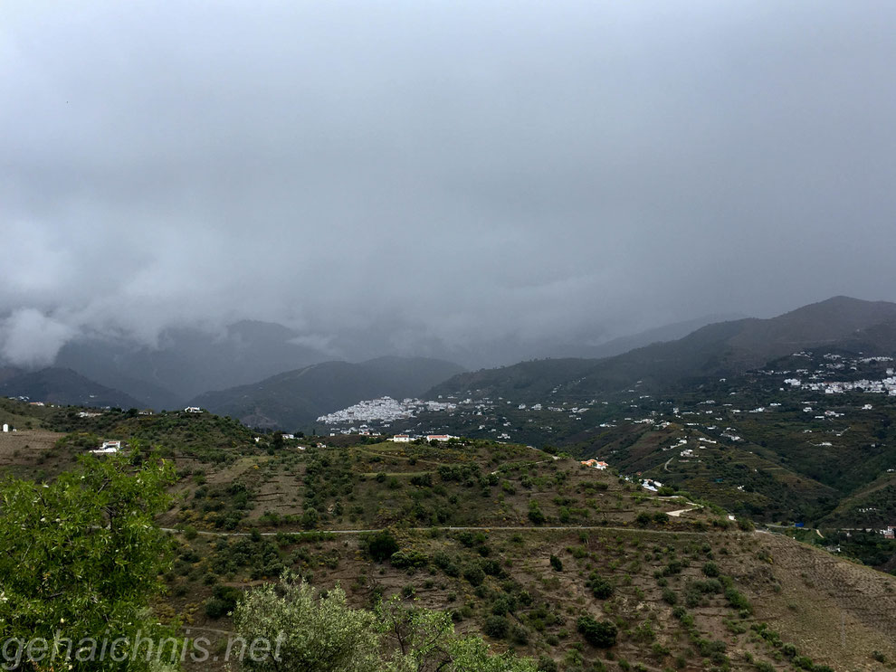 Die schwarze Wolke hängt über dem Tal fest an den Bergspitzen der Sierra de Tejeda