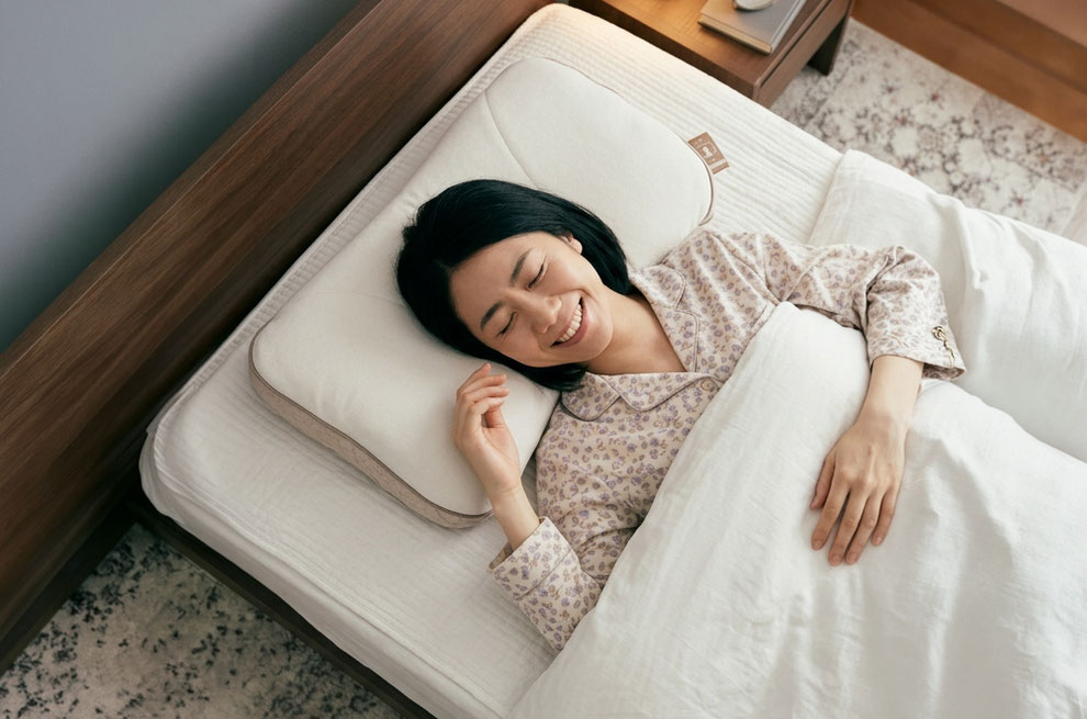 オーダーまくらで笑顔で眠る女性