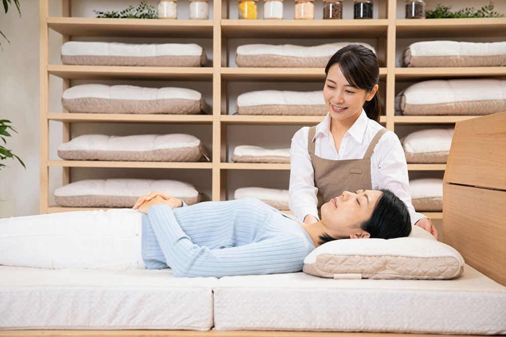 枕を調整するイメージ画像