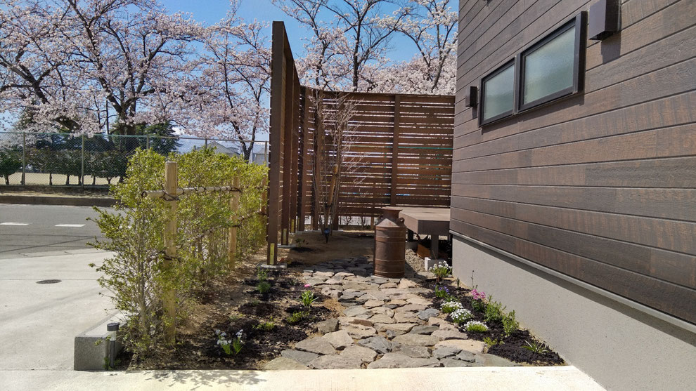 福島市　鎌田　ウッドフェンスで視線問題解消　外構　エクステリア