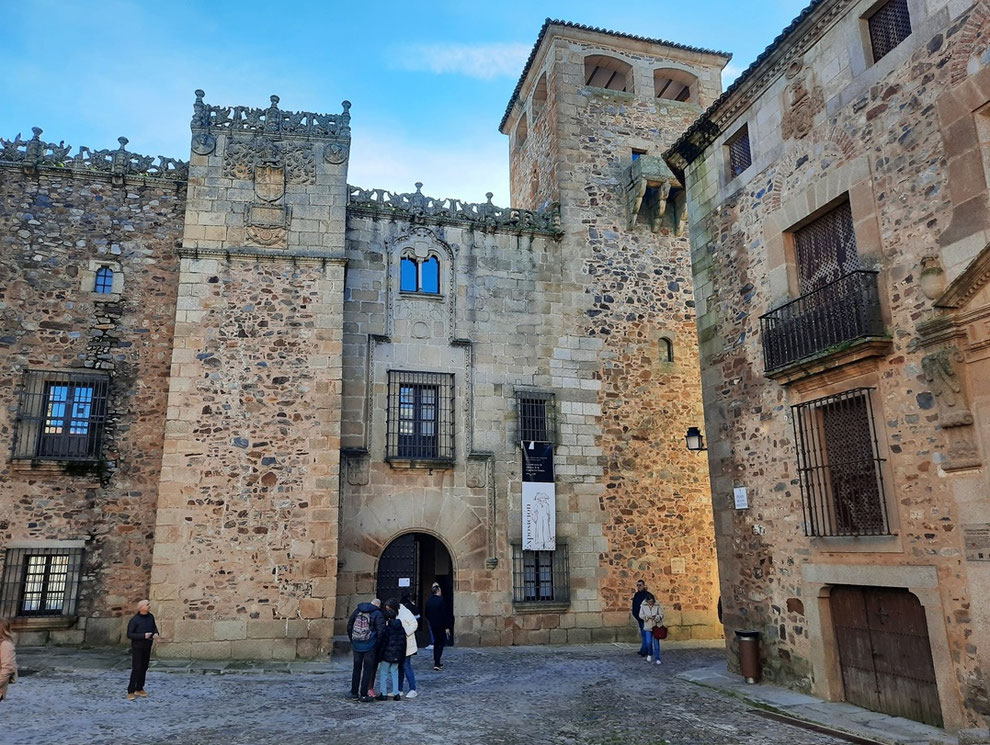 Palacio de los Golfines de Abajo. On doit prendre une visite obligatoirement guidée. Il y en a toutes les heures mais les deux fois où nous sommes passés devant, elles venaient de partir donc au final, nous ne l’avons pas visité !