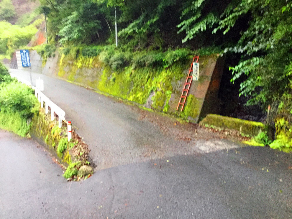 奈良県野迫川村の道路わきに流れる自然水