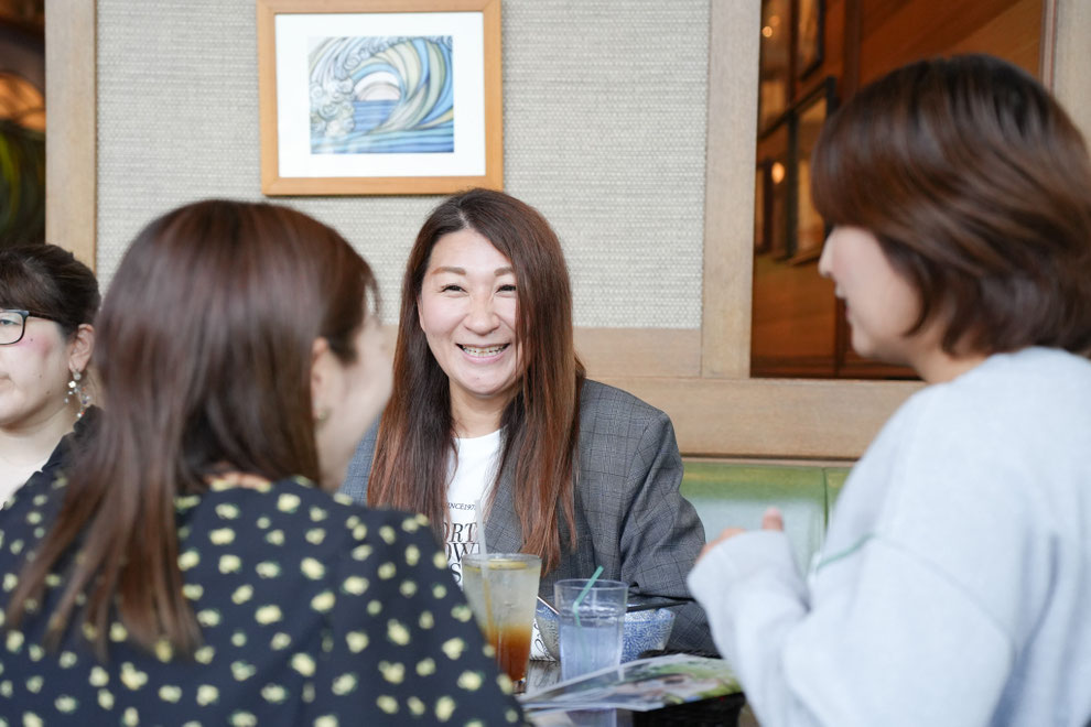 楽しそうにママたちの話を聞く柴田さん