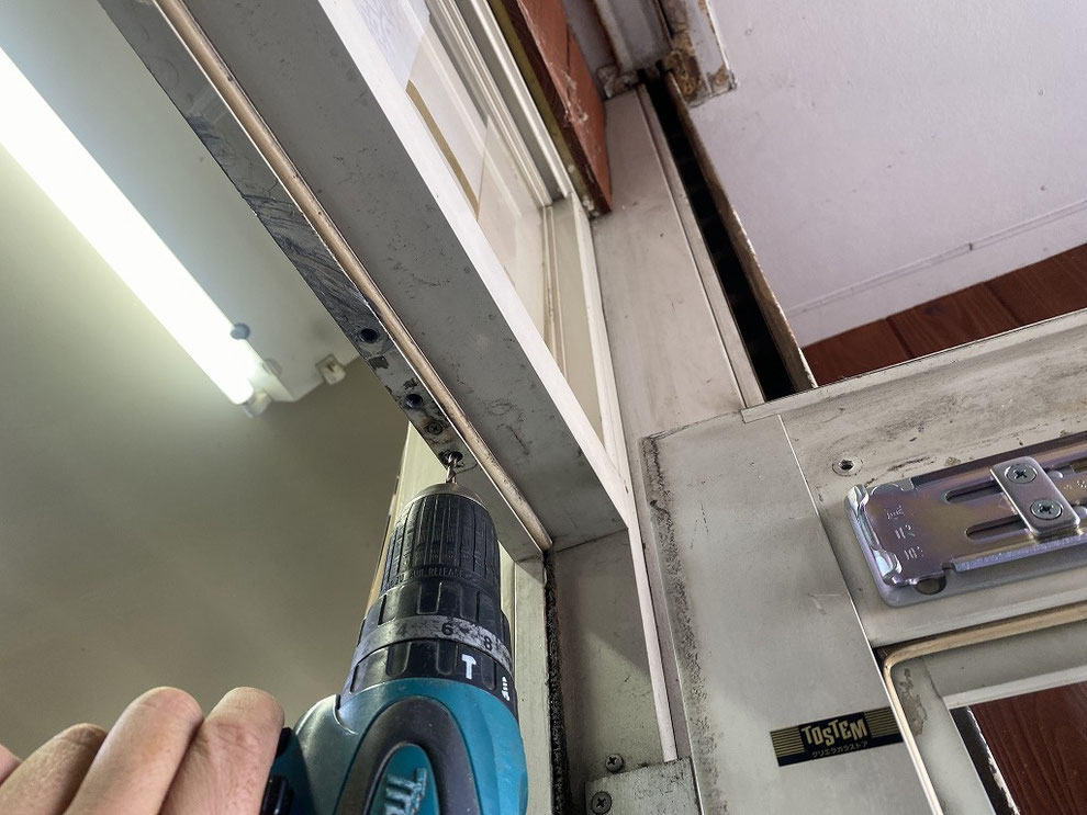 ドアクローザー取付用の穴を開けているところ