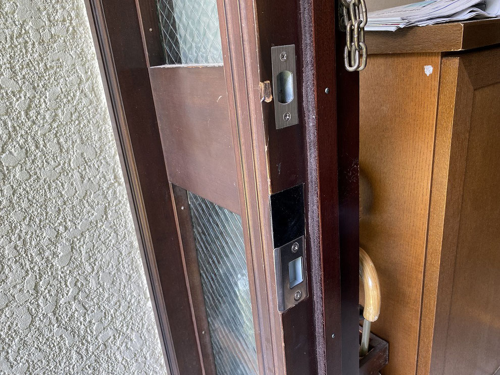 前の受け金具があった穴を隠したところ