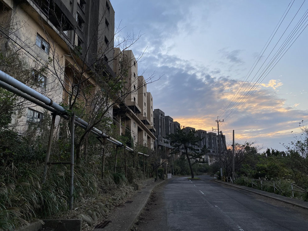 夕焼けの八階建てアパート