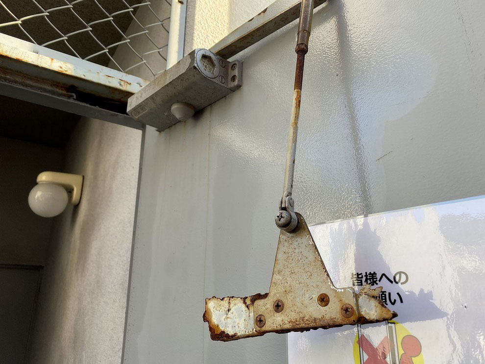 鉄のドア枠が腐食したドア3