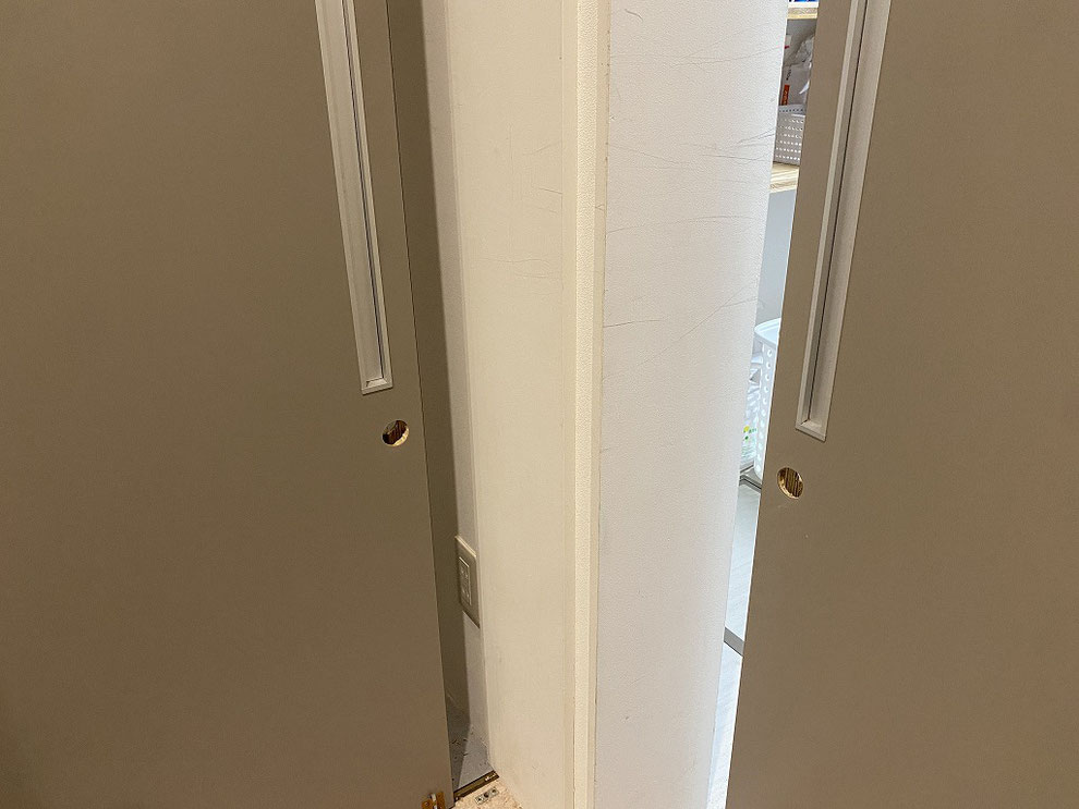 切り欠き穴を開けた後の二枚の引戸の写真