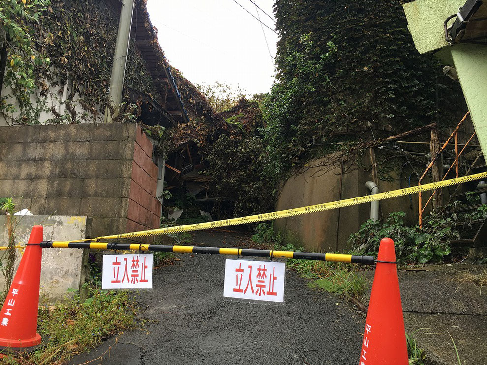 建物倒壊で通行止めの池島の道