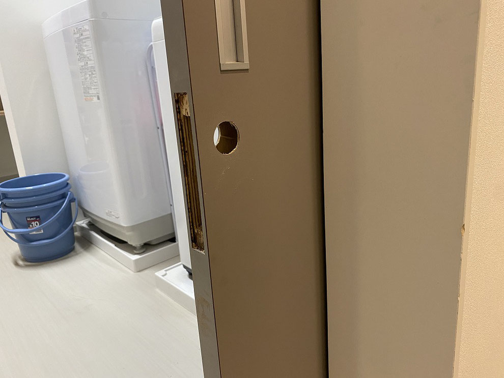 鍵取り付けのために切り欠き穴を開けたところ(右側の引戸)