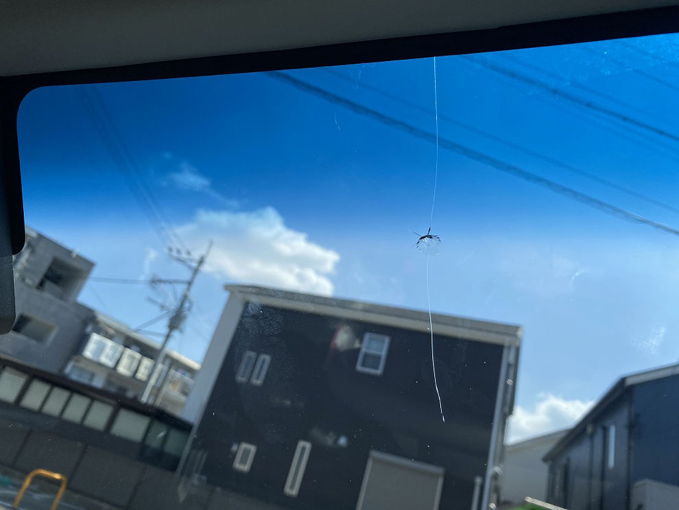 車のフロントガラスのヒビ(内側から)