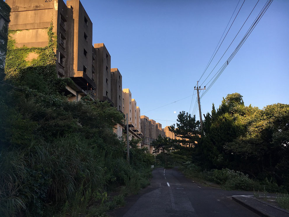 朝焼けの八階建てアパート