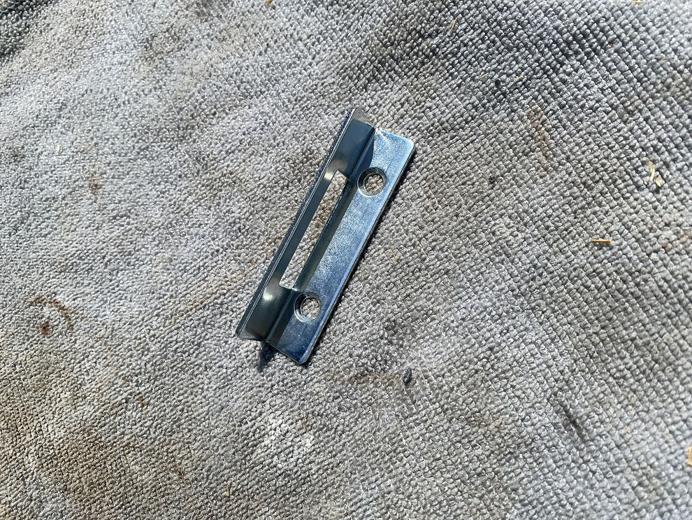 面付鎌錠の受け金具