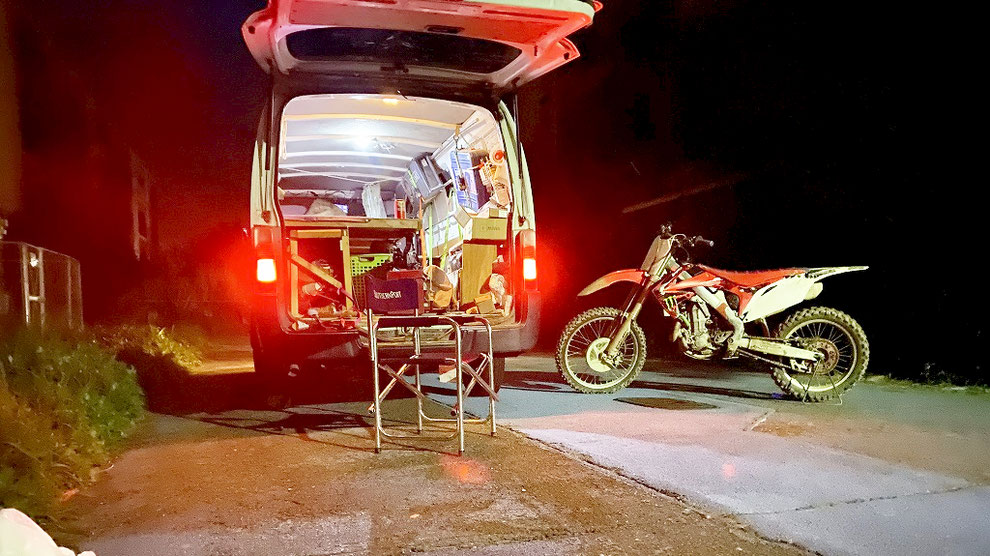 池島で車中泊をしている写真