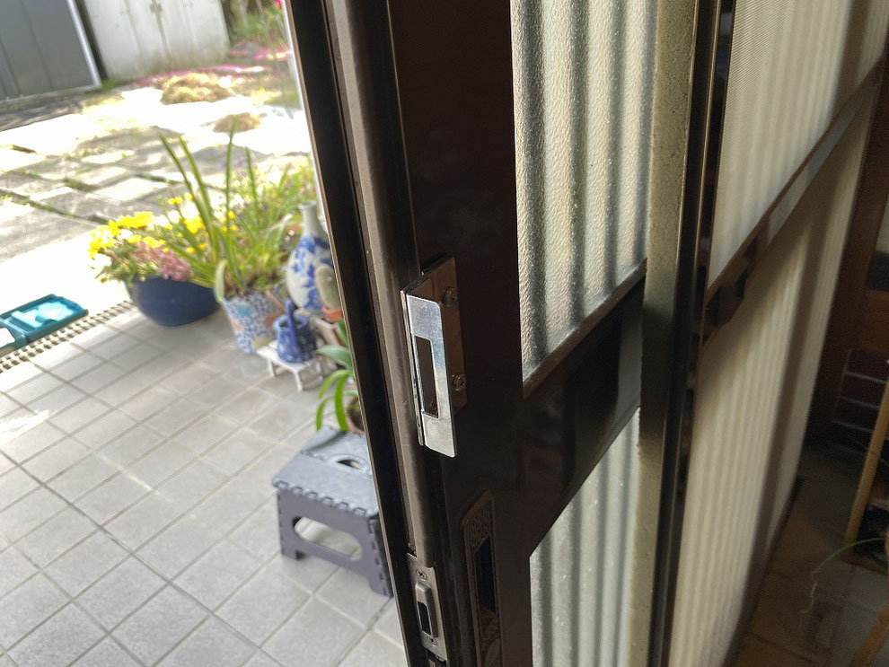受け金具の写真を相手側の戸に付けたところ
