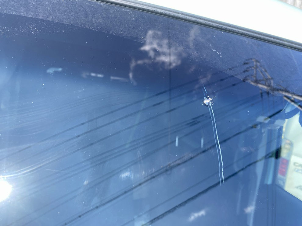 車のフロントガラスのヒビ(外側から)