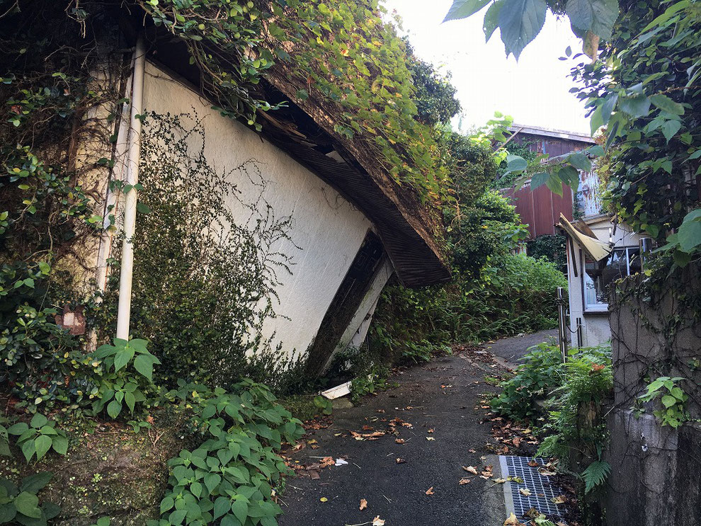 池島の倒壊した建物