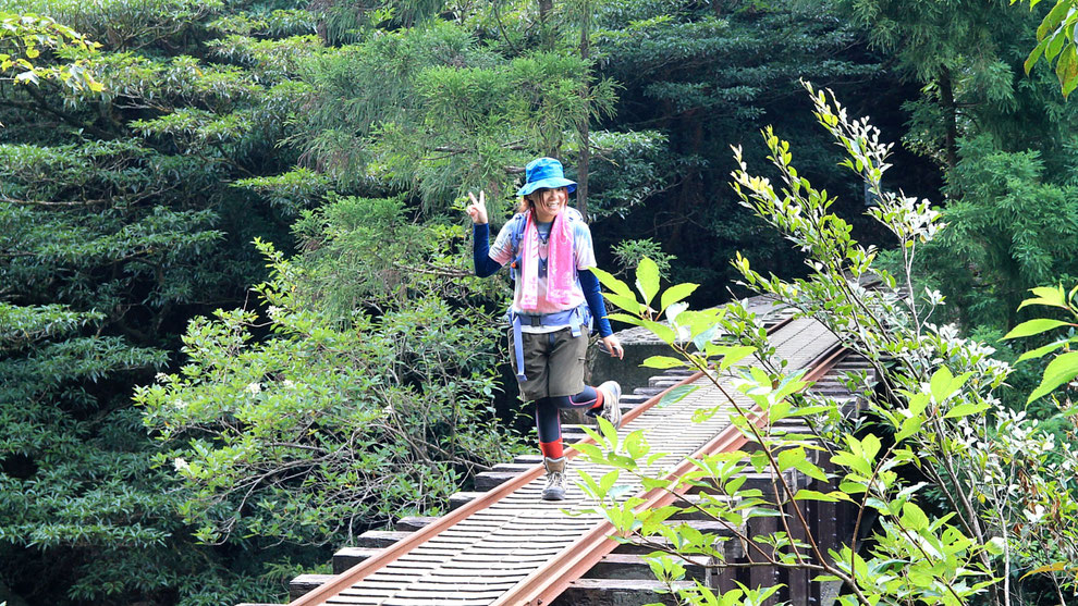 縄文杉からの帰り道。トロッコ道にて。女子旅（縄文杉トレッキングガイドツアー）