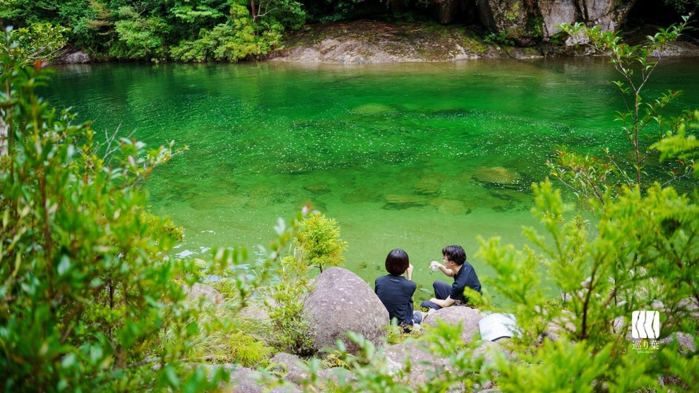 縄文杉トレッキングの帰り道で安房川に足を浸けて休憩