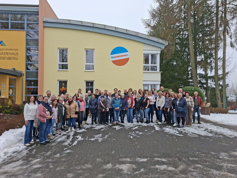 Gruppenfoto Projektchor Wallmerod vor Jugendherberge in Bad Marienberg