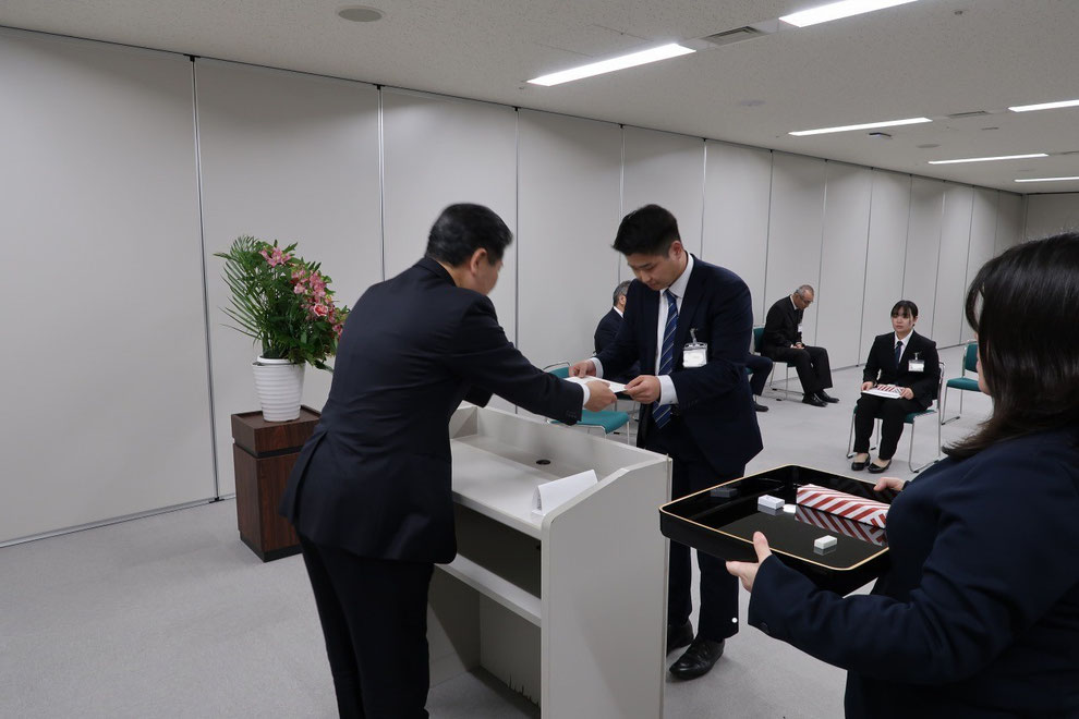 中川社長から入社辞令を渡していただきました
