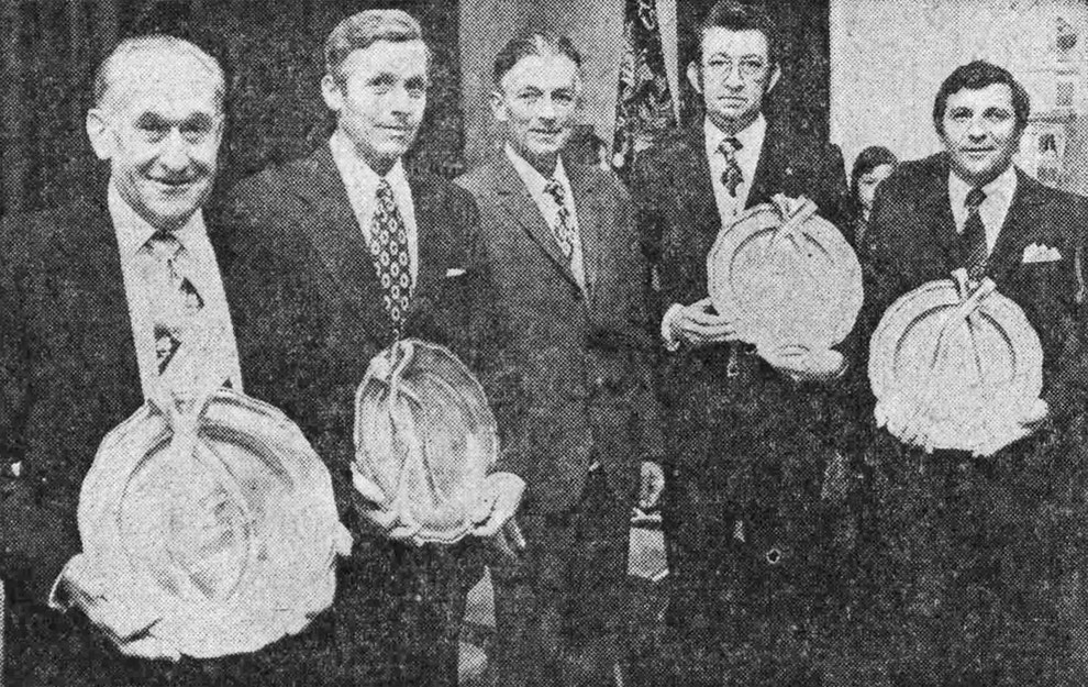 Éierung vun de Gilsdrefer Conseillieren. V.l.n.r.: Charles Breyer, Jean Pleim, Nic Magar (President Entente), Emile Bauler, Adrien Zenner. Foto: Luxembugrer Wort, 16.2.1976, S. 6.