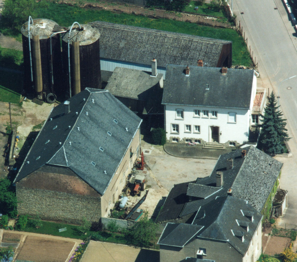 De Bauerenhaff vum Jean Pleim an den 1990er Joren, wou am Virgäertche vum Haus seng Sëlwerdänn steet. Foto: Collection Tom Poecker