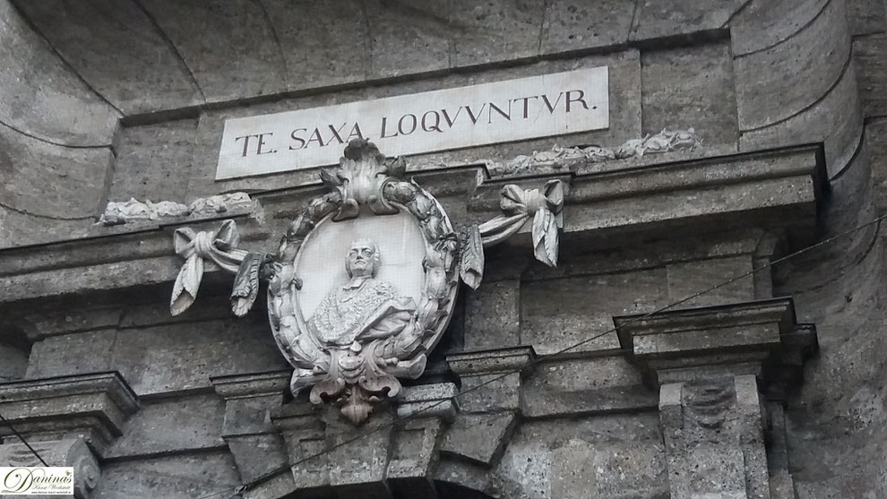 Salzburg. Über dem stadtseitigen Portal des Neutors hängt ein Medaillon mit dem Erzbischof Schrattenbach.
