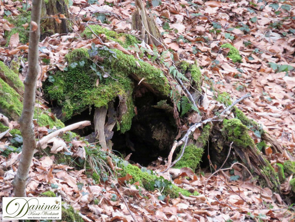 Wichtel Höhle im Wald