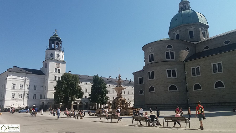 Salzburg Residenzplatz mit neuer Residenz, Glockenspiel und Salzburger Dom