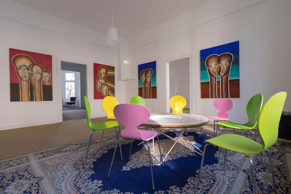 Beletage Kaminzimmer "Mark Rothko" mit "Erdwächtern" von Jürgen Heinrich Block Foto Bernd Pirschtat