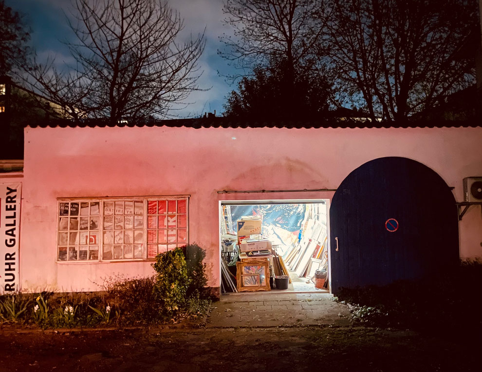 Spannend: Blick in das rosa getünchte Haus des Mülheimer Kunstvereins (Nebengelasse) Delle 54 - 60 (ehemalige Außenmauer der VILLA NEDELMANN, Delle, Ruhranlage)