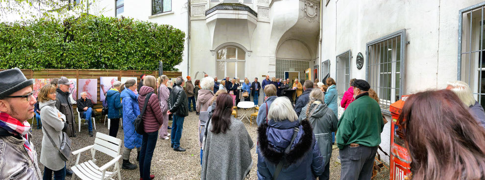 Besucher im Museumshof MMKM Museum Mpderne Kunst Mülheim (VILLA ARTIS - since 1840)
