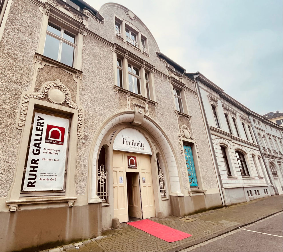 Roter Teppich für Kunstliebhaberinnen und Kunstliebhaber und Interessierte - EINTRITT STETS FREI!  - Imposantes Tor erinnert an die Whitechapel Gallery of Townsend in London (aus der Denkmalbeschreibung)