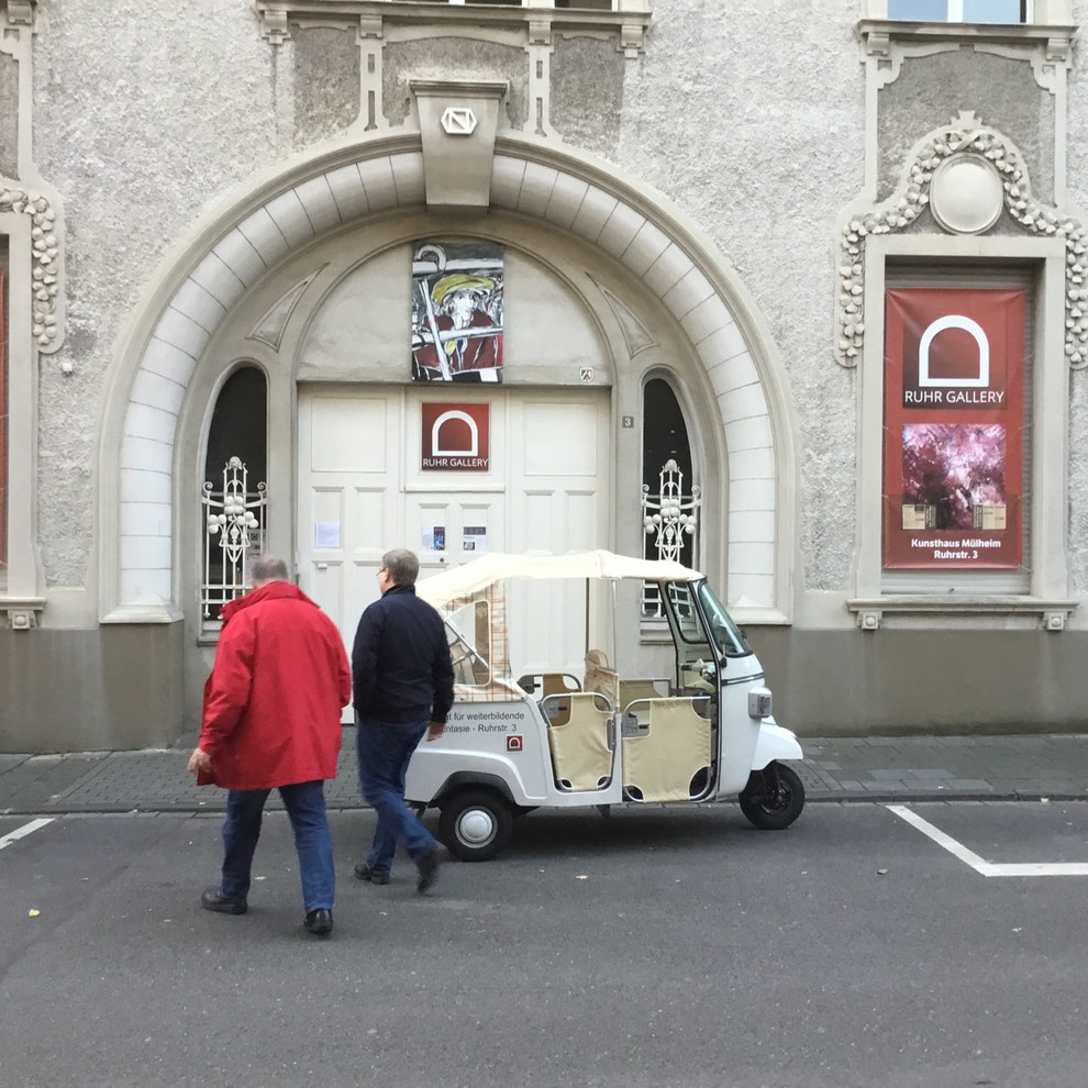 ART-SHUTTLE vor der Villa Artis - Projekt "CoolCityMülheim" in der #Ruhrtalstadt Mülheim  Ape #KunststadtMülheim