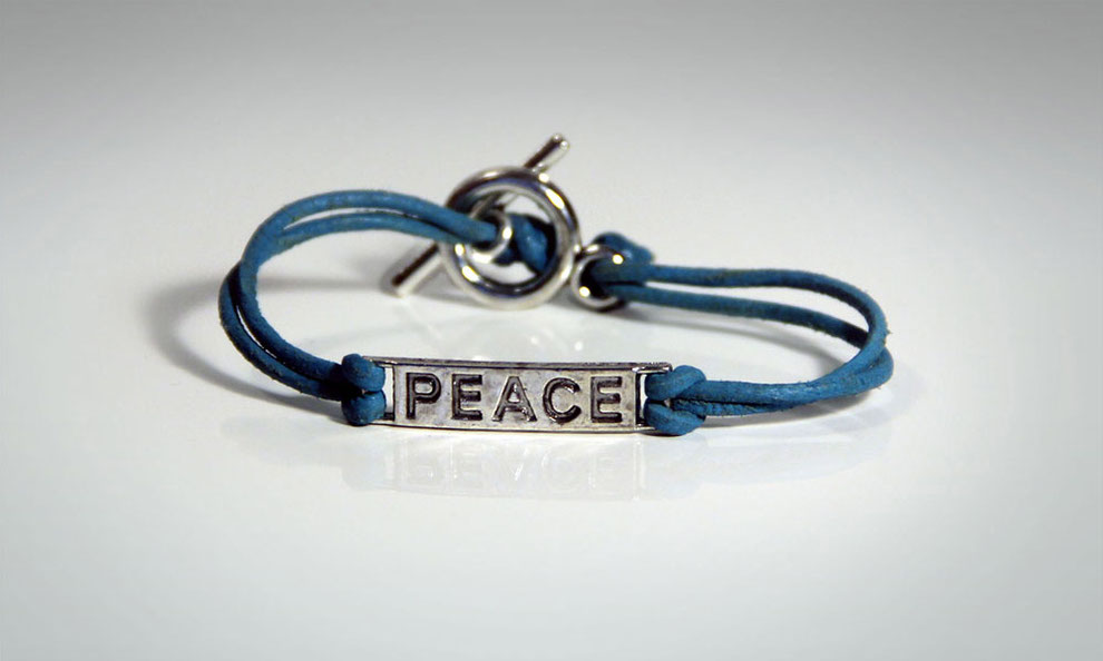 Handgemachtes Armband aus blauem Leder und silberfarbenen Peace-Anhänger