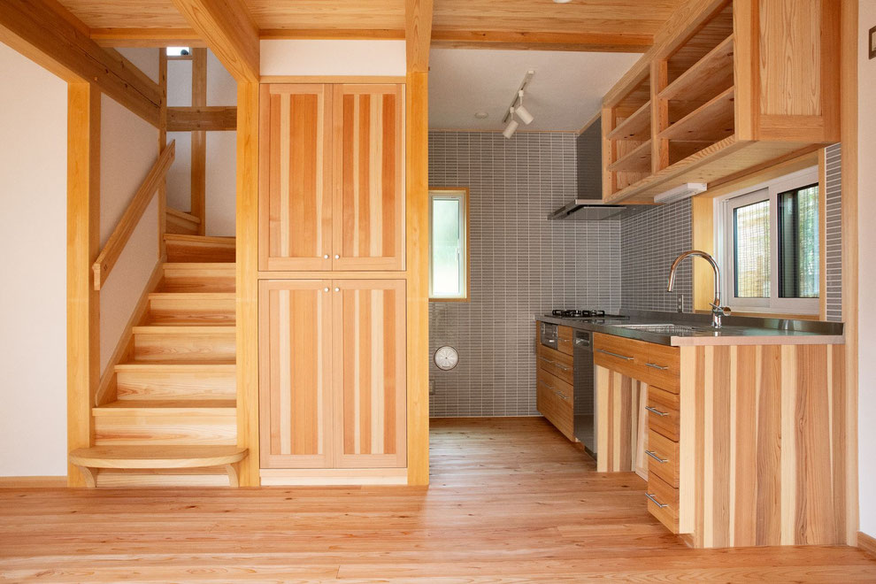 床もキッチンも収納も階段(下地も含む)全て無垢材で作成されています。