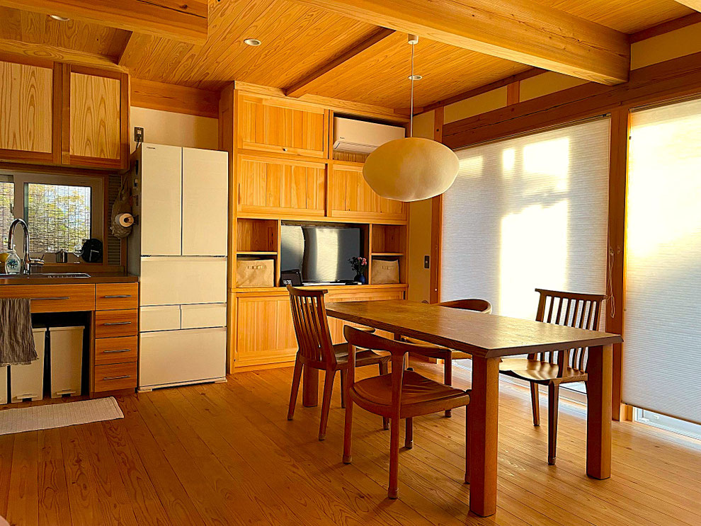 住み始めてからのダイニング。木の経年変化が楽しみです。