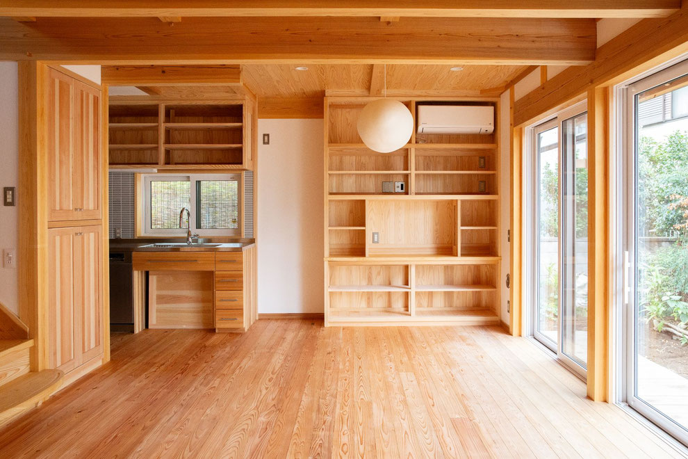 子世帯のリビング。私たちが元気なうちに子どもに引き継ぐ予定の空間です。収納の建具は取り付け前ですが、無垢材の床と壁が優しい雰囲気を醸し出しています。