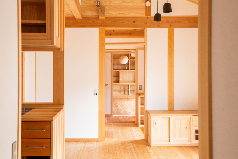 親世帯と子世帯のリビングの間に両世帯の玄関。緩衝地帯があることでちょうどよい距離感になりました。