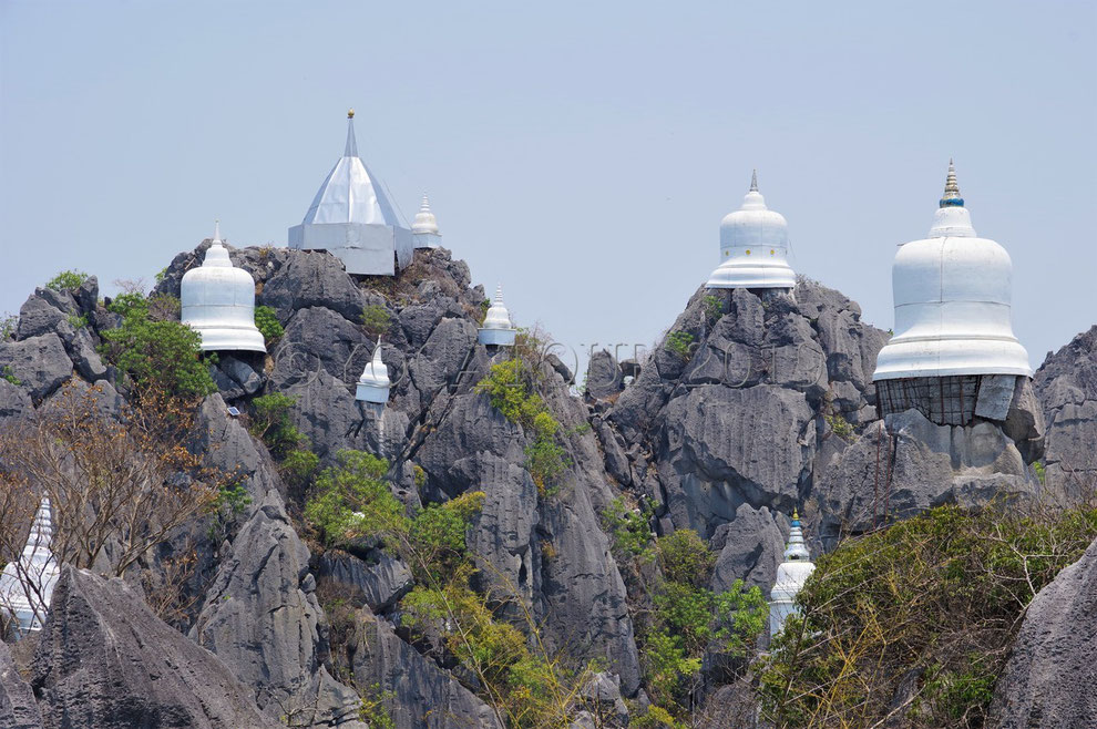 Il faut grimper dans les hauteurs pour voir les stupas blanches du Wat Chalerm Phrakiat