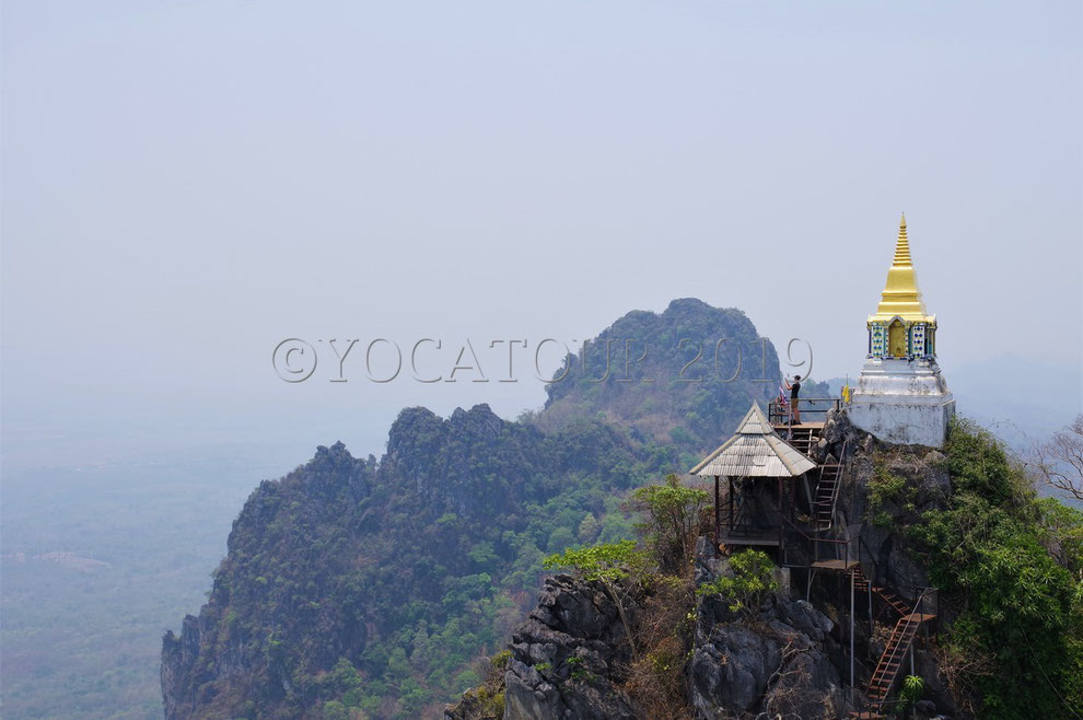Un photographe prend une photo souvenir depuis le sommet du Wat Chalerm Phrakiat