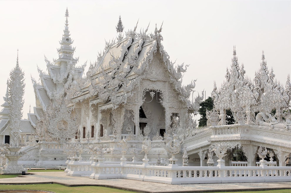 Entrée du temple blanc de Chiang Rai en Thaïlande avec son architecture incroyable et sa couleur blanche immaculée