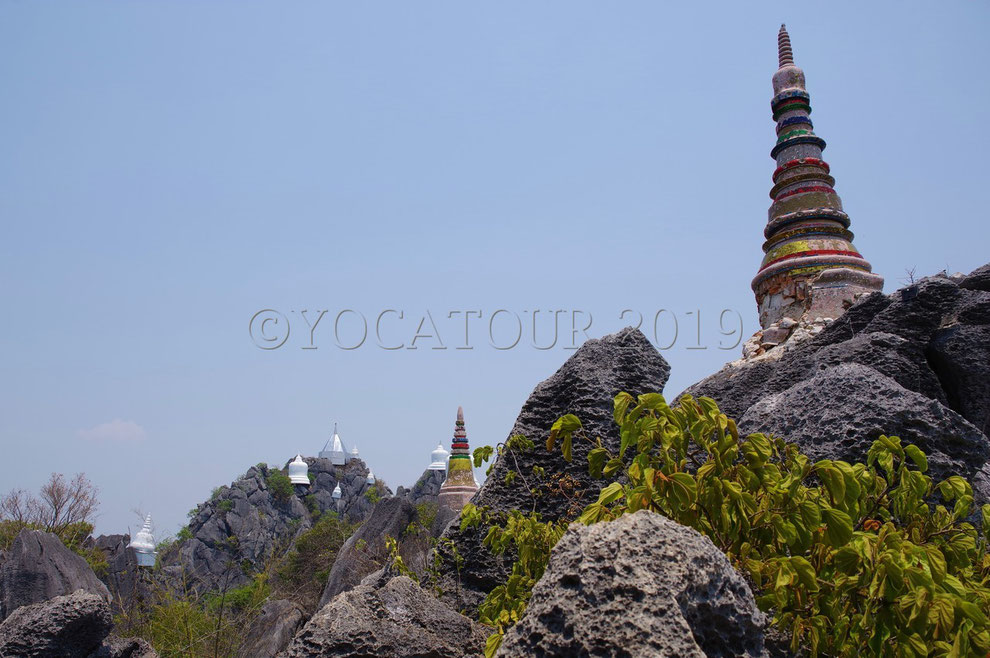 Les constructions bouddhistes des sommets du Wat Chalerm Phrakiat sont époustouflantes