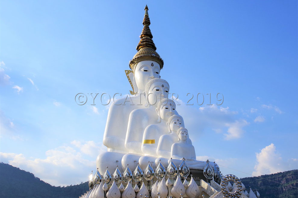 Vue de profil des cinq Bouddhas Blancs du Wat Phra Sorn Kaew au nord de la Thaïlande