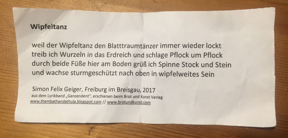 Simon Felix Geiger trug seine Gedichte nicht nur vor, sondern verschenkte sie auch zettelweise im Publikum. SWEET!