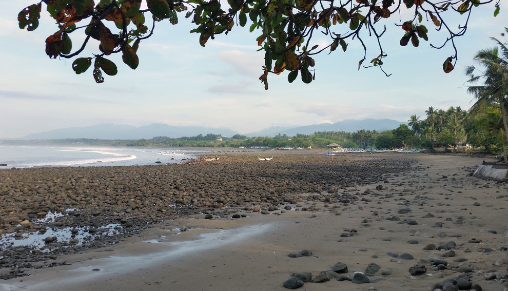 Einsamer Strand - im Hintergrund die Vulkane von Java